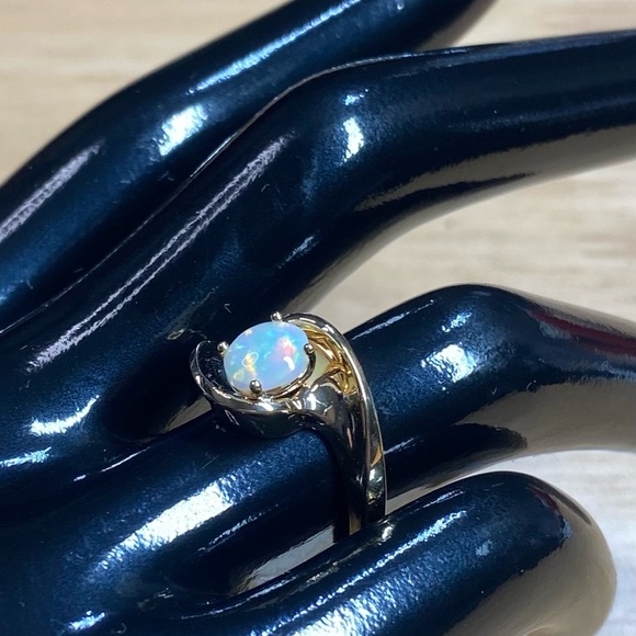 14 karat Yellow Gold and Australian Opal Ring - Picture 9 of 13